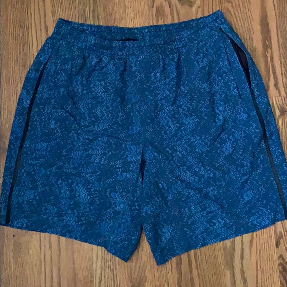 Lululemon men’s XL shorts with liner